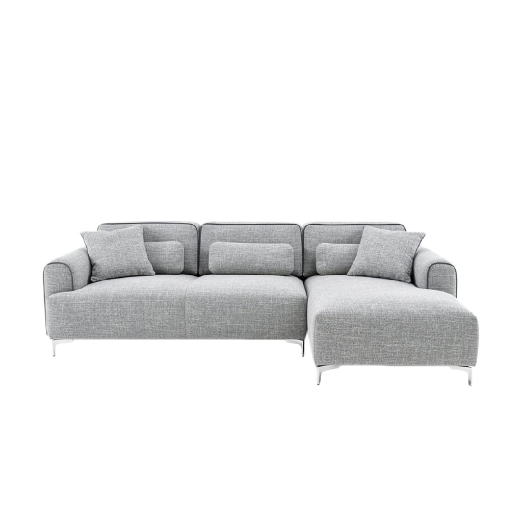**Nowoczesna szaro-biała sofa narożna z poduszkami**